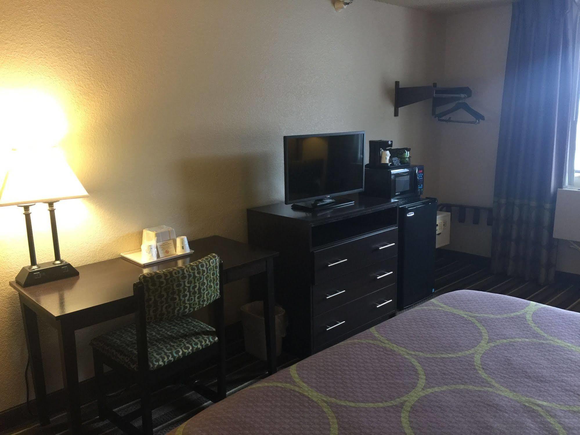 Super 8 By Wyndham Weston Wv Hotell Eksteriør bilde