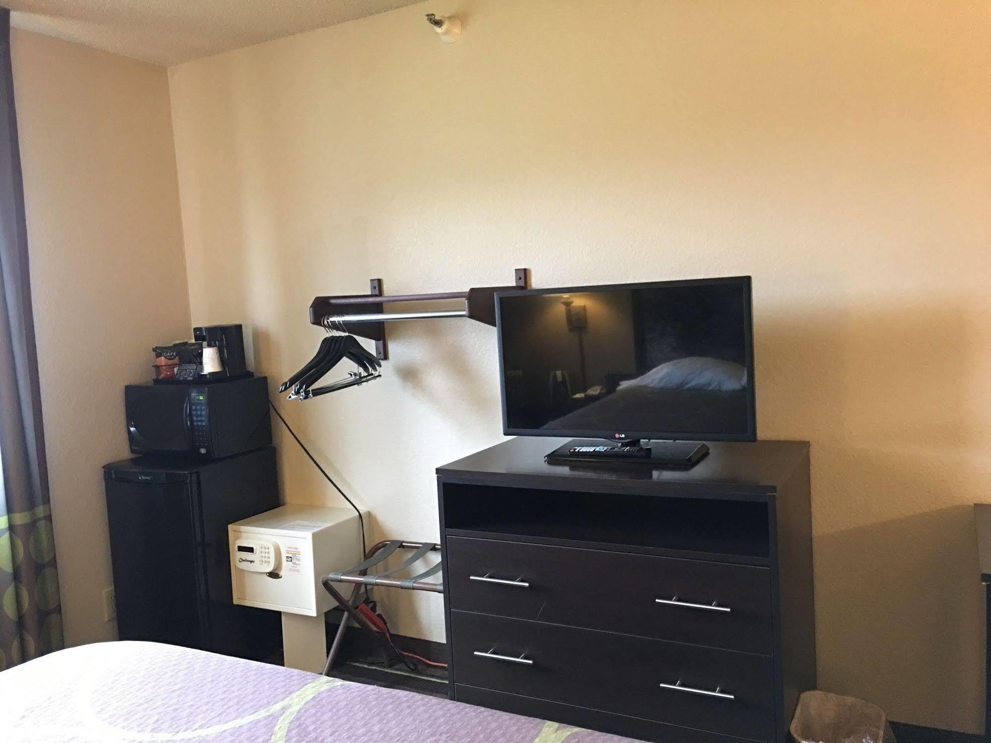 Super 8 By Wyndham Weston Wv Hotell Eksteriør bilde